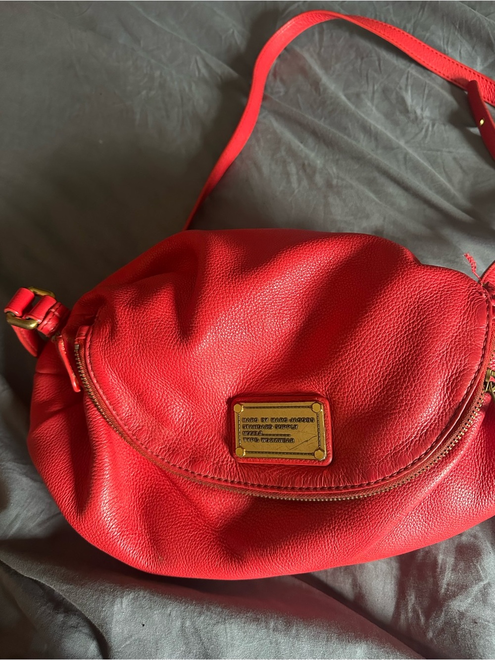 Marc Jacobs Red Pebbled Leather Shoulder Bag with Gold Plaque - Picture 7 of 7
